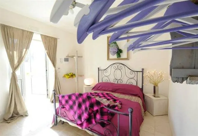 Le Miniature Rooms and Breakfast - Image 1