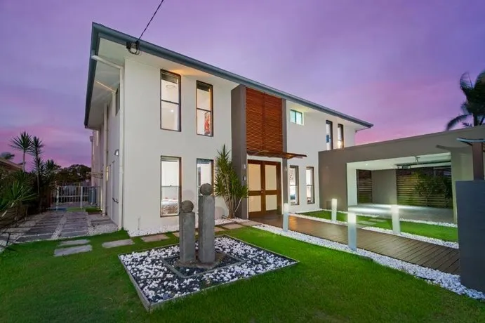 The Beach-Whole House 6 Bedrooms 3 Bathrooms - Image 1