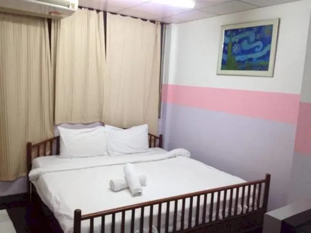 Moom Pon Khlai Hostel & Spa - Image 1