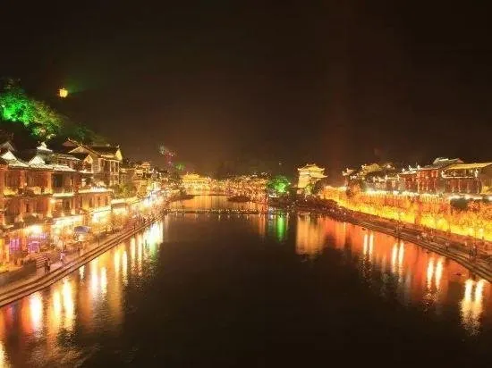 Fenghuang Guyun Hotel - Image 1