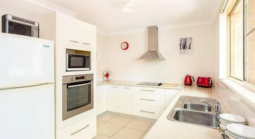 1/4 Huntly Close - Image 1
