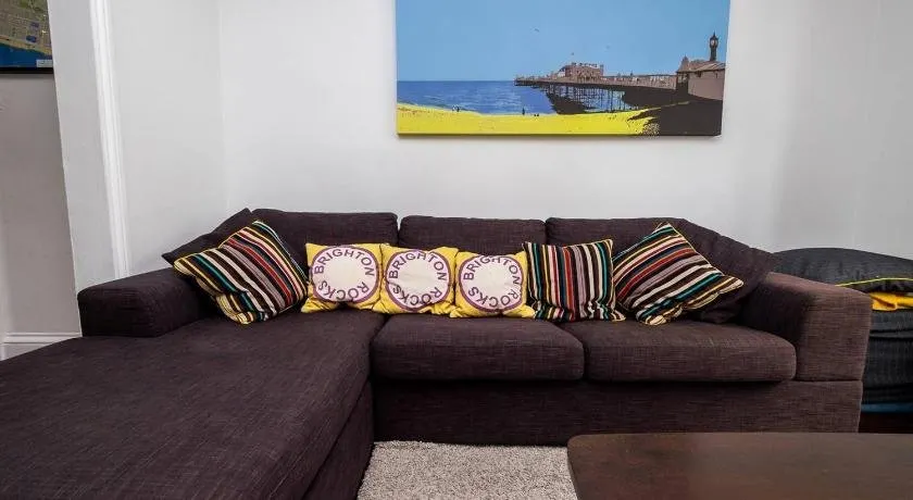 Beautiful Townhouse With 4 Poster Bed & Balcony - Image 1