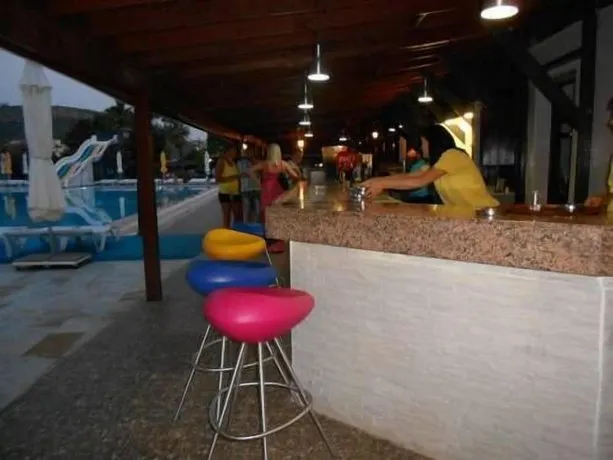 PIGALE FAMILY CLUB - Image 1