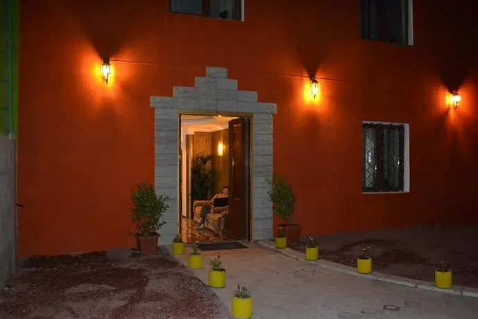 Orange Inn - Image 1