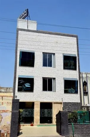 Hotel Heera Continental - Image 1