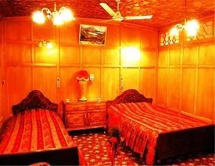 REAL PARADISE HOUSEBOATS - Image 1