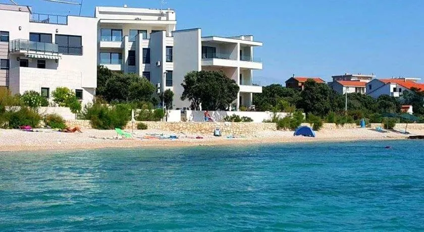 Beach apartment in Mandre - Image 1
