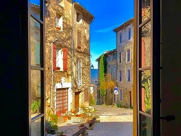 La Maison près de la Fontaine - Image 1