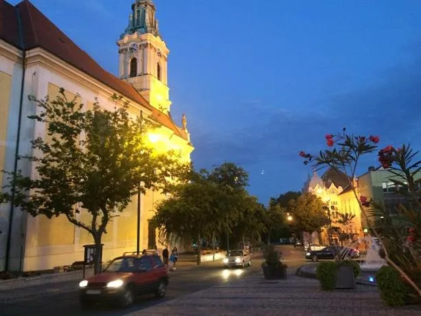 Sarok Apartmanház Szekszárd - Image 1