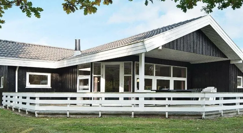 Modern Holiday Home in Glesborg with Hot Tub & Sauna - Image 1