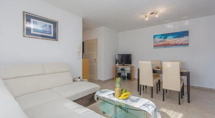 Silver Holiday House - Image 1
