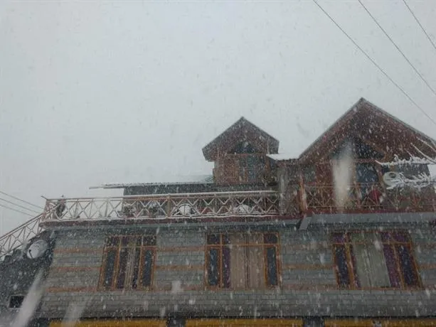 Peak And Snow Cottage - Image 1