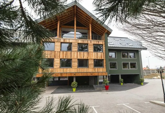 Les Cabanes De La Maison Rouge - Image 1