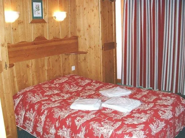 Chalet Val 2400 - Image 1