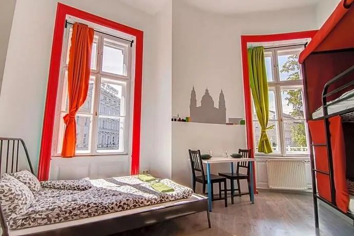 Pal's Mini Hostel - Image 1