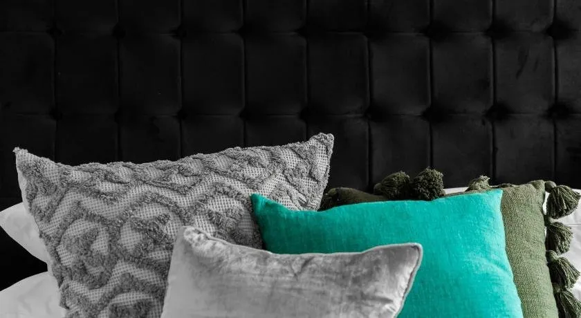 Cosy Nook In Inner-City Victorian Mansion - Image 1
