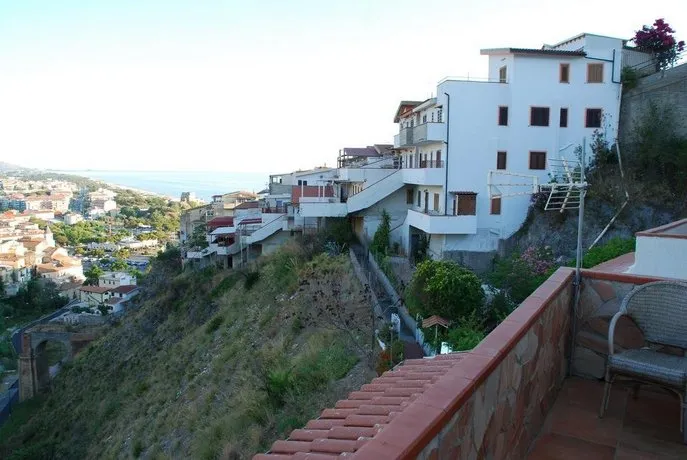 Scalea with sea views - Image 1