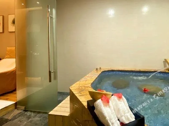 Guanjing Hotspring Hotel - Image 1