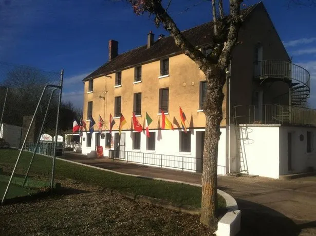 Le Roches De Merry - Image 1