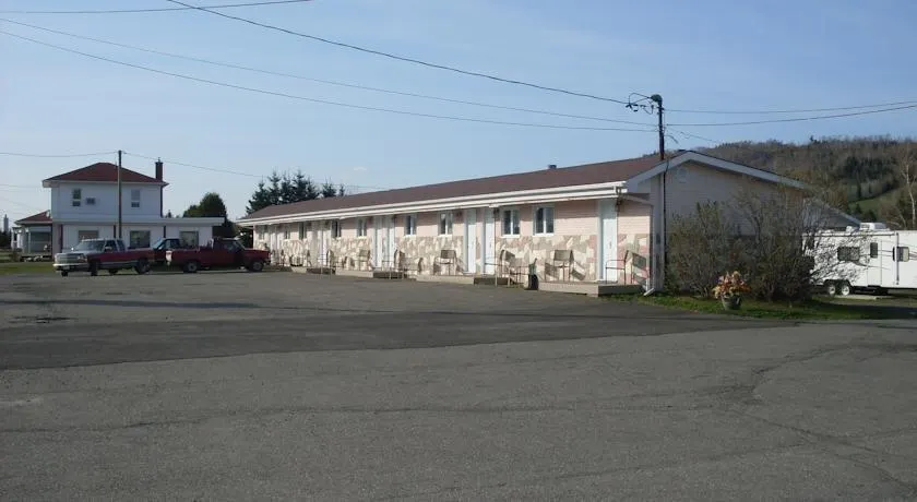 Rose Motel & Cabins - Image 1