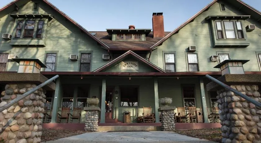 Lakeside Inn - Image 1