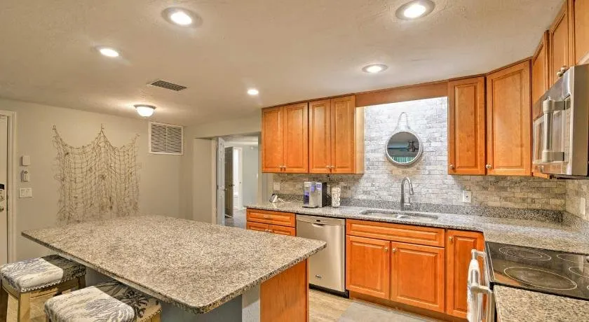 Updated Rustic Yankeetown Home W/ Lanai & Dock - Image 1