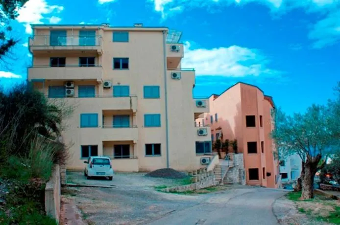 Apartment Bonaca Sveti Stefan - Image 1