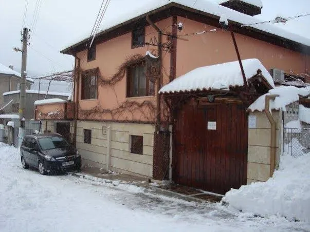 Family Hotel Markov's House - Image 1
