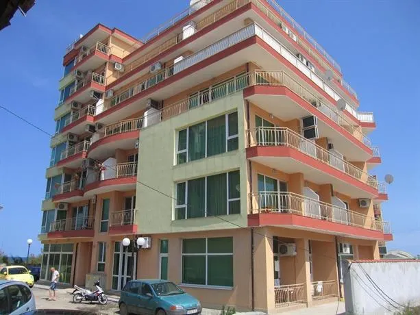 Guest House California - Image 1