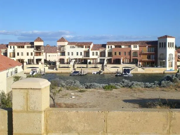 Port Bouvard Holiday Home Mandurah - Image 1