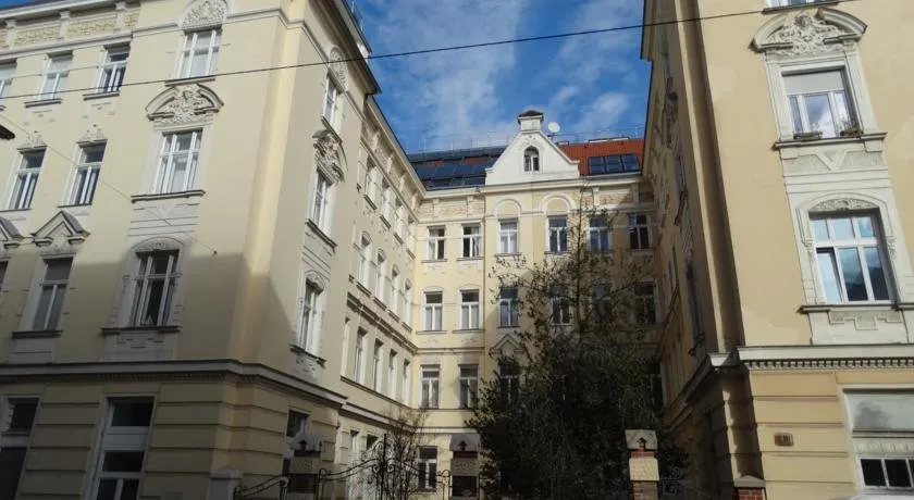 Altbau-Garconniere Schulgasse - Image 1