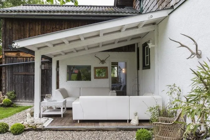 Forest Chalet, all famous ski areas around us, 15 min to city of salzburg, mountainview, panorama sauna, bath whirlpool, fire pit in garden up to 10 p - Image 1