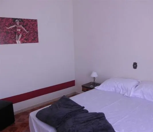 Hostel Chaplins - Image 1