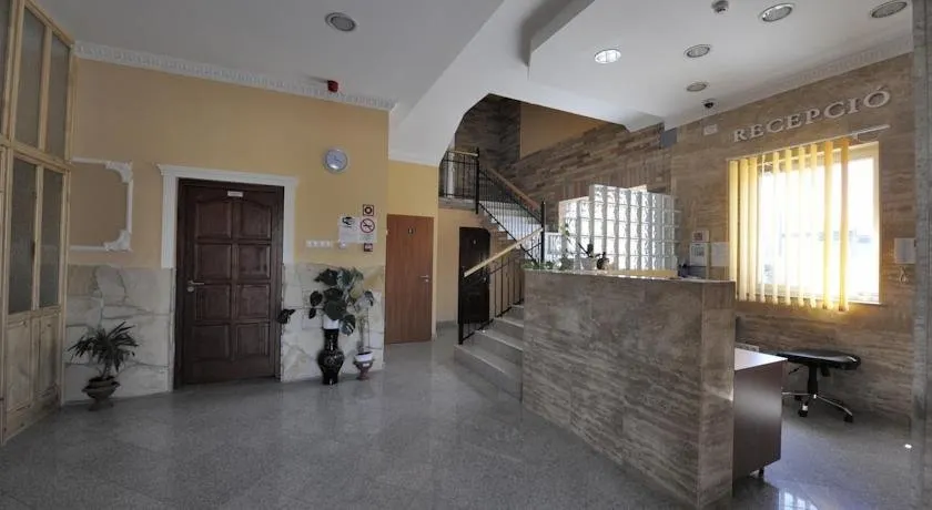 Var-nak Motel - Image 1