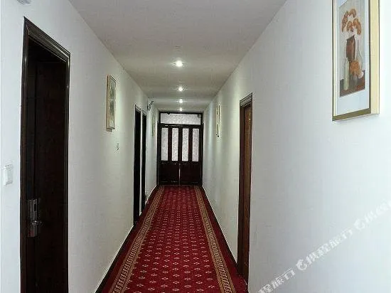 Yijia Hotel - Image 1