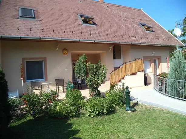 Napsugar Apartmanhaz - Image 1