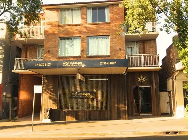 The Chee Bondi - Image 1