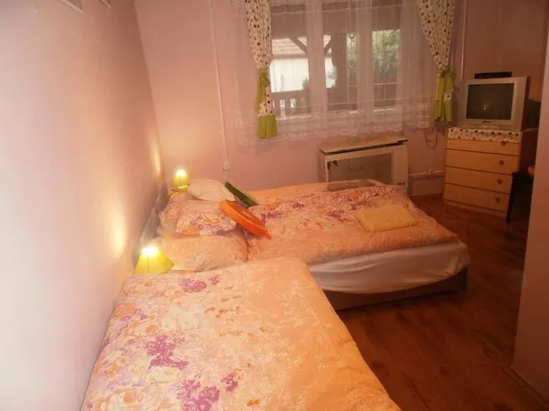 Gyümölcsös Vendégház Poroszló Tisza tó Fruit Orchard Guest House Poroszló Lake Tisza - Image 1