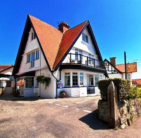 Chellowdene Guest House - Image 1