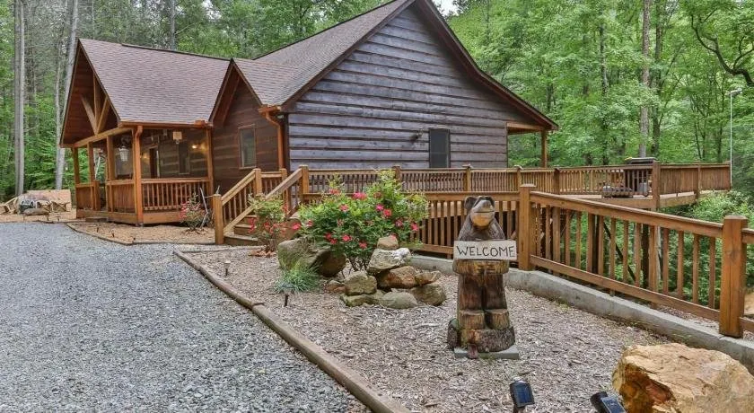 Family-friendly cabin with terrace, hot tub & barbeque | River view | Pet-friendly - Image 1