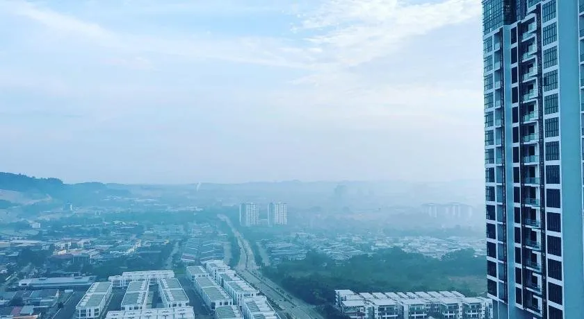 Green Haven Condo w Poolview Near CIQ/Mid Valley - Image 1