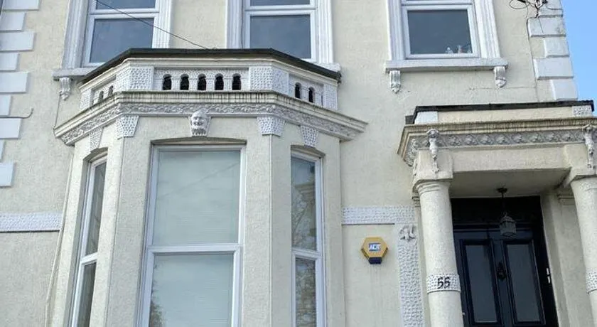 Staines Apartment - large entire property - Image 1