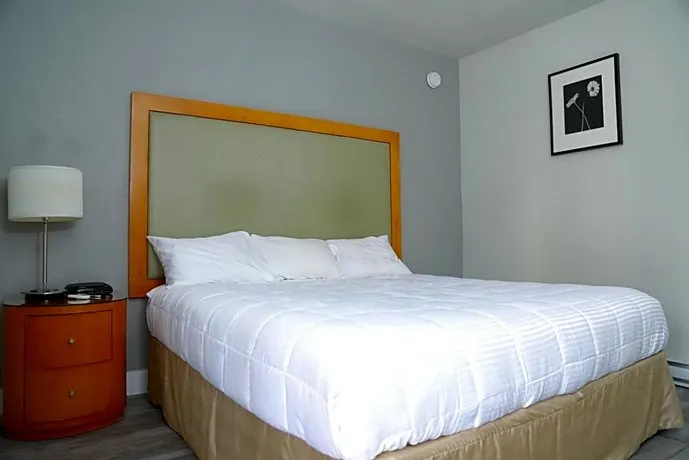 Queensway Court Motel - Image 1