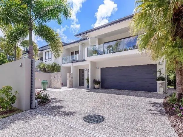 Noosa Apartments - Villa 2 -129 Noosa Parade - Image 1