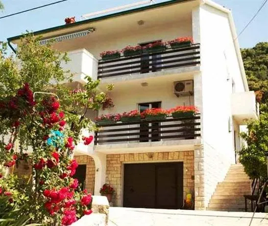 Apartments Maja Supetarska Draga - Image 1