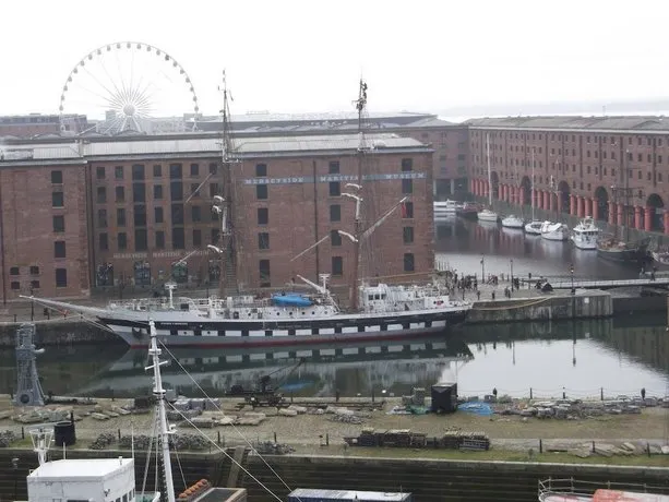 Albert Dock Exec Apt - Image 1