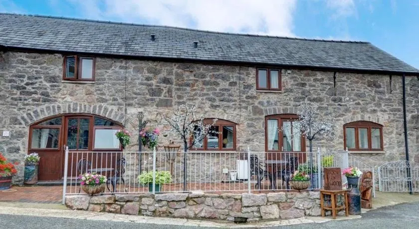 2 Dolwen Farm Shop - Image 1
