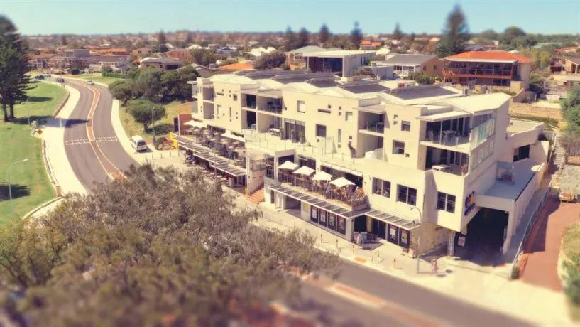 Mullaloo Beach Hotel - Image 1