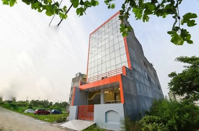 THE ROYAL STAY - Image 1