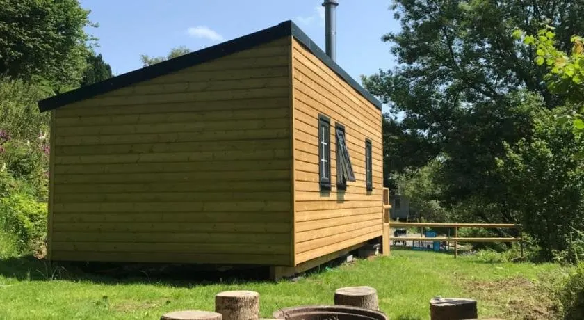 Huck's Cosy Cabin (with log burner) - Image 1